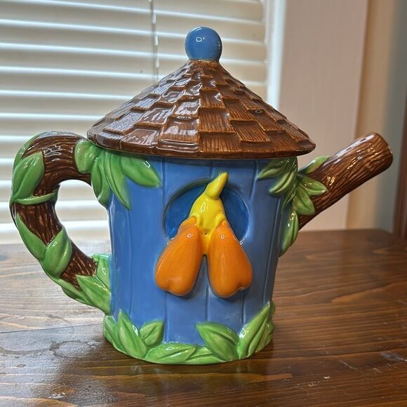 Tweety Bird Treehouse Teapot Designed Exclusively for Warner Brothers Store - Picture 5 of 10